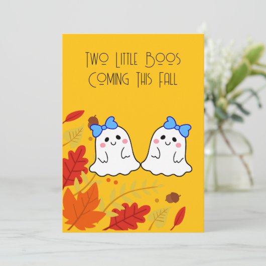 Twee Kleine Boos Tweeling Zwangerschapsaankondigin Kaart (Staand voorkant)