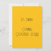 Twee Kleine Boos Tweeling Zwangerschapsaankondigin Kaart (Achterkant)