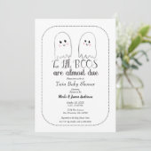 Twee kleine BOOS Twin Ghosts Halloween Baby shower Kaart (Staand voorkant)