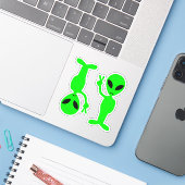 Twee kleine groene snor hipster vrede aliens sticker (Laptop met iPhone)