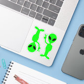 Twee kleine groene vrede aliens sticker (Laptop met iPhone)