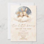 Twee kleine konijntjes zijn op weg naar een tweeli kaart (Voorkant)