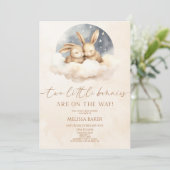 Twee kleine konijntjes zijn op weg naar een tweeli kaart (Staand voorkant)