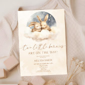 Twee kleine konijntjes zijn op weg naar een tweeli kaart