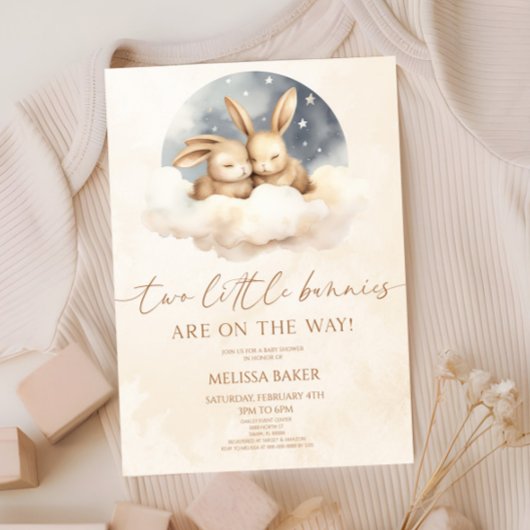 Twee kleine konijntjes zijn op weg naar een tweeli kaart