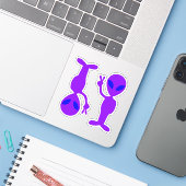 Twee kleine Paarse Blauwe Oog Vrede Aliens Sticker (Laptop met iPhone)