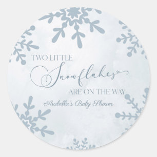 Twee kleine sneeuwvlokken Winter Twins Baby shower Ronde Sticker