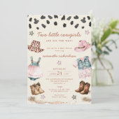 Twee kleine tweeling cowgirls op weg naar het baby kaart (Staand voorkant)