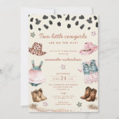 Twee kleine tweelingcowgirls op weg naar de baby s kaart (Voorkant)