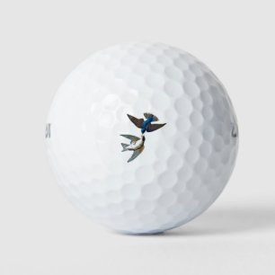 Twee kleine vogels die vrij in de lucht vliegen. V Golfballen