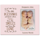 Twee kleine zegeltjes Baby Roze Houden Foto Lijst<br><div class="desc">Viel de komst van uw kleine bundels van vreugde met familie en vrienden met ons unieke persoonlijke baby foto-lijst. Dit verbluffende gegraveerde afbeelding lijst bevat een foto om de vrolijke gebeurtenis te herdenken met het tedere versum "Twee zegeningen van bovenaf verzonden. Twee keer de glimlach, twee keer de liefde". Beschikbaar...</div>