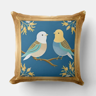 Twee kleurrijke vogels in een sierlijke gouden lij kussen