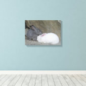 Twee knuffelkonijnen canvas afdruk (Insitu (Houten vloer))
