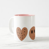 Twee koekjes en melk tweekleurige koffiemok (Voorkant links)