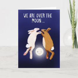 Twee konijnen boven de maan. Nieuwe babyaankondigi Aankondiging