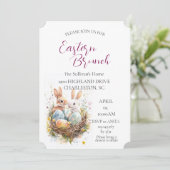 Twee konijnen in mand met eieren Paasbrunch Kaart (Staand voorkant)