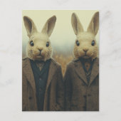 Twee konijnen in pakken in een mistig veld briefkaart (Voorkant)