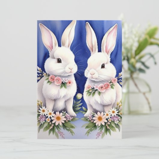 Twee konijntjes en bloemen feestdagenkaart (Staand voorkant)