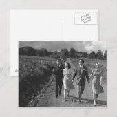 Twee koppels lopen op landweg B&W Briefkaart (Voorkant / Achterkant)
