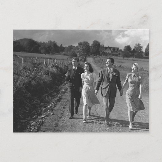 Twee koppels lopen op landweg B&W Briefkaart (Voorkant)