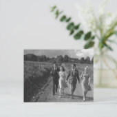 Twee koppels lopen op landweg B&W Briefkaart (Staand voorkant)