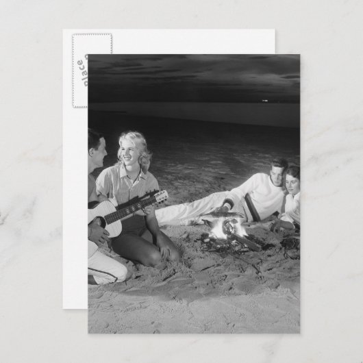 Twee koppels op het strand zitten rond kampvuur briefkaart (Voorkant / Achterkant)