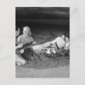 Twee koppels op het strand zitten rond kampvuur briefkaart (Voorkant)