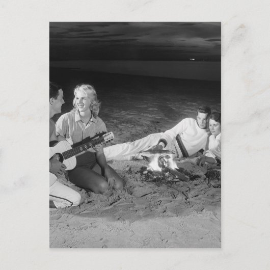 Twee koppels op het strand zitten rond kampvuur briefkaart (Voorkant)