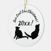 Twee koude katten kerstmis 20xx! keramisch ornament (Links)