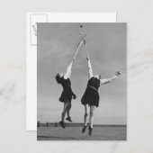 Twee lacrosse spelers springen voor de bal. briefkaart (Voorkant / Achterkant)