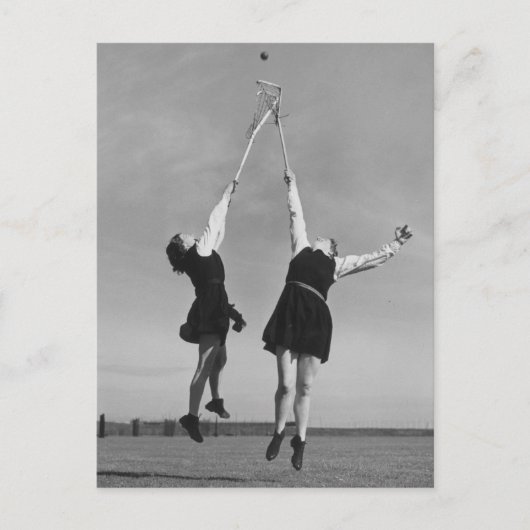 Twee lacrosse spelers springen voor de bal. briefkaart (Voorkant)