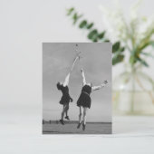 Twee lacrosse spelers springen voor de bal. briefkaart (Staand voorkant)