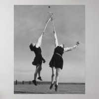 Twee lacrosse spelers springen voor de bal.