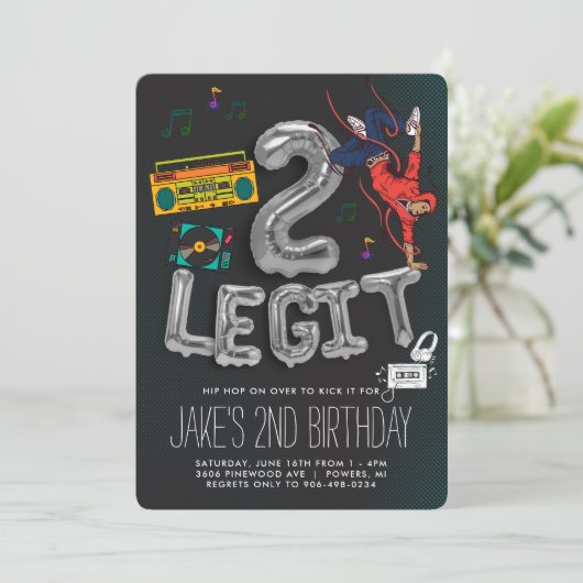 Twee Legit om 90's Hip Hop Birthday Party te beëin (Staand voorkant)