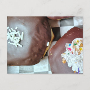 Twee lekkere donuts klaar om te genieten briefkaart