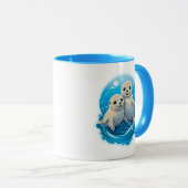 Twee leuke zeehondenbaby's spelen in het water. mok (Voorkant rechts)