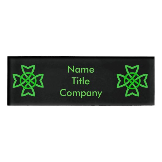 Twee levendige Keltische Knots Iers Groen op Zwart Naambadge (Voorkant)