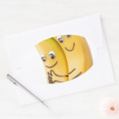 Twee liefdevolle bananen met ogen en mond ovale sticker (Envelop)