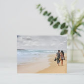 twee liefhebbers op het strand briefkaart (Staand voorkant)