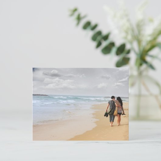 twee liefhebbers op het strand briefkaart (Staand voorkant)