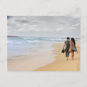 twee liefhebbers op het strand briefkaart