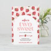 Twee lieve aardbeien meisje 2e verjaardag uitnodig kaart (Staand voorkant)