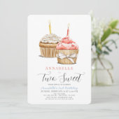 Twee lieve cupcake meisje 2e verjaardag kaart (Staand voorkant)