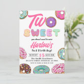 Twee lieve donut meisje's 2e verjaardag kaart (Staand voorkant)