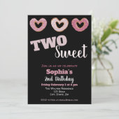 Twee lieve donut meisjes tweede verjaardag kaart (Staand voorkant)