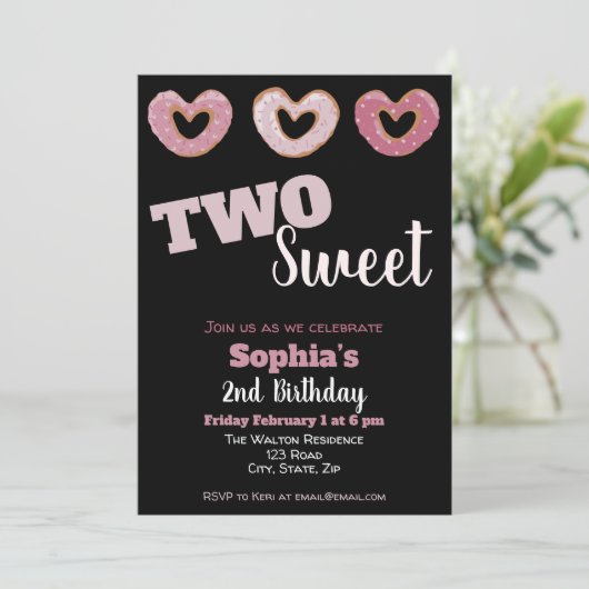 Twee lieve donut meisjes tweede verjaardag kaart (Staand voorkant)