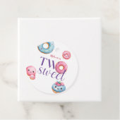 Twee lieve donut verjaardagsfeest bedankjes labels (In situ)