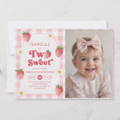 Twee lieve meisje aardbei 2e verjaardag partij fot kaart (Voorkant)