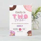 Twee lieve meisje donut verjaardag uitnodiging (Staand voorkant)
