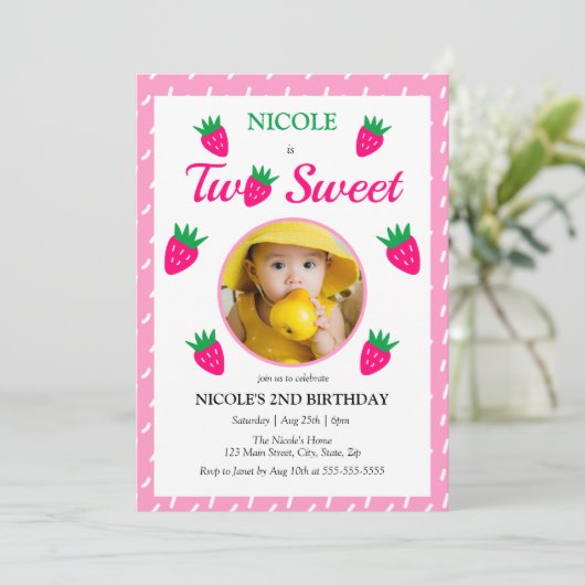 Twee lieve Schattigee aardbeien meisje foto 2e ver Kaart (Staand voorkant)